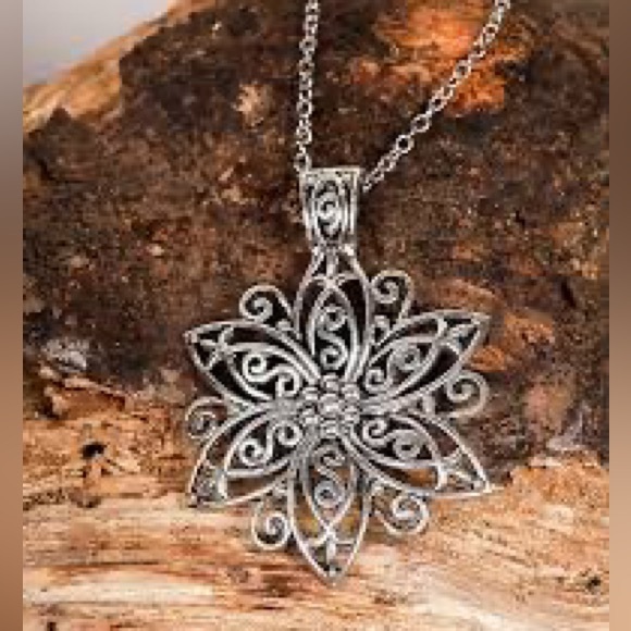 Retro Flower Pendant Necklace NEW - Picture 2 of 3